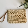 Pochette in paglia beige traforata con motivo floreale e cinturino in pelle marrone - Bianco Sporco