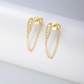 Dettaglio di orecchini S925 in argento con catena dorata e pietre di zircone bianco - Argento 925 / Oro