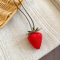 Dettaglio della collana con ciondolo a fragola realistica in resina e foglie verdi - Stile Fragola Rossa Piccola