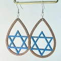 Orecchini di legno a goccia per Hanukkah con stella di David blu e venature naturali - Esagramma Blu