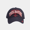 Dettaglio del cappellino in cotone blu scuro con ricamo The Baths e logo ancora rossa - Regolabile / Blu navy
