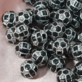 Détail de perles de football en acrylique argent et noir pour création de bijoux - Style Football (10mm-Noir avec lignes argentées) / 50 Pcs/Paquet