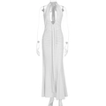 Détail d'une élégante robe longue blanche à licou avec décolleté en V et tissu plissé - S / Blanc