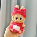 Bambola Labubu di peluche con vestito da coniglio fragola rosa tenuta in mano - Ciondolo Orsetto Fragola / I Portachiavi Di Prima E Seconda Generazione Sono Compatibili Con Le Bambole Di Stoffa La. Bambole Non Incluse.