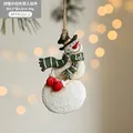 Handbemalter Weihnachts-Schneemann-Anhänger aus Harz mit Vintage-Textur und schwarzem Hut - Grüner Schal Schneemann