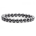 Detailansicht der glatten Gunmetal-Perlen an einem minimalistischen Perlenarmband - Schwarz