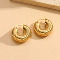 Gouden titanium stalen oorringen met een gehamerde afwerking en stijlvol geribbeld patroon - Geribbelde Ring Stijl (ES2300-2) / Gouden Veer Oorbellen