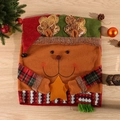 Funda de silla de reno navideño con gorro rojo y mangas de cuadros sobre madera - Alce / Marrón