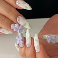 Unghie finte a mandorla con fiori blu, fiocchi 3D viola e piccoli strass d'argento - Bianco Crema Floreale Blu con Fiocco Viola(JP4316)