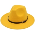 Detail eines hellgelben Fedora-Hutes mit schwarzem Lederband und goldener Gürtelschnalle - M (56-58cm) / Gelb (Schwarzes Lederband)