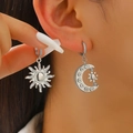 Gros plan sur les boucles d'oreilles soleil et lune asymétriques en argent avec zircons - Style Soleil Lune Ajouré (0644) / Argent