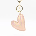 Portachiavi a cuore olografico rosa con anello in metallo dorato su sfondo bianco - Champagne