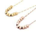 Colliers en acier titane avec pendentifs cubes carrés en finitions or et or rose - Or rose