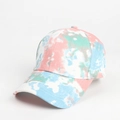 Détail de la texture dégradée tie-dye et des coutures de qualité sur la casquette de baseball - Rose Vert Bleu
