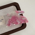 Dettaglio della pinza per capelli in acetato marmorizzato rosa con strass luccicanti - rosa acceso