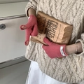 Detalle de guantes de punto rosas sin dedos con etiqueta y textura suave de invierno - Rosa