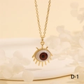 Détail du collier pendentif œil maléfique plaqué or 18 carats sur un plateau blanc - Cil Marron-D1