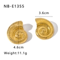 Dettaglio macro di orecchini a conchiglia dorati con misura 3,6cm e finitura a spirale - Stile Spirale di Conchiglia (NB-E1355)