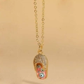 Détail du pendentif tong plaqué or avec émail rose et motifs de l'œil protecteur - Mauvais Œil Rose