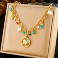 Bracciale dorato con ciondoli a elefante, pesci in smalto colorato e perle d'acqua dolce - Stile Elefante Pesce Colorato (N2939)