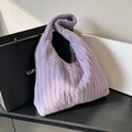 Borsa hobo di peluche viola in pelliccia sintetica a righe con ampia tracolla abbinata - Viola