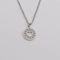 Collar minimalista de acero inoxidable plateado con colgante de corazón circular en fondo gris - Estilo De Múltiples Corazones Huecos / Color Acero
