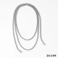 Dettaglio macro della collana a sfere argentata multistrato con pendenti a sfera - 132.5cm / Argento (D1199)