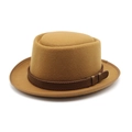 Gros plan sur un chapeau en laine camel avec ruban en cuir marron et coutures fines - M (56-58cm) / Kaki