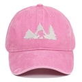 Dettaglio del ricamo bianco Bigfoot sul cappellino da baseball in cotone rosa lavato - Taglia unica / Rosa