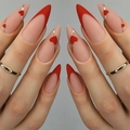 Elegante rode Franse stiletto kunstnagels met hartjes en gouden lijnontwerpen - Rood Hart Franse Stijl (AW12)