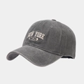 Dettaglio del ricamo New York 1625 su cappellino da baseball in cotone grigio scuro - Regolabile / Grigio