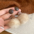 Detalle de pendientes de invierno con madera ovalada y pompones beige muy suaves - Redondo (Aguja de Plata-Café)