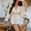 Chemisier beige à pois avec col en V, dentelle ajourée à la taille et poignets à volants - S / Abricot