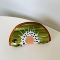 Pinza per capelli creativa con motivo kiwi in acetato su sfondo bianco per acconciature - Mezzo Kiwi