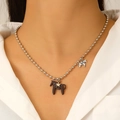 Dettaglio di collana vintage con cavallo in smalto marrone e ciondolo a stella dorata - Caffè Scuro (A-386)