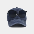 Dettaglio cappellino vintage blu scuro con occhiali integrati e fibbia in metallo argentato - Regolabile / Blu navy