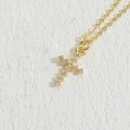 Elegante collar de cruz dorada con circonitas brillantes en una cadena minimalista - Cruz Circonita / Oro de 14K