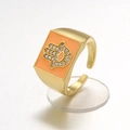Dettaglio dell'anello Hamsa dorato con smalto rettangolo arancione e pietra scintillante - Aperto Regolabile / Arancione