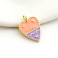 Detalle de un colgante de corazón bañado en oro de 18K con esmalte rosa y púrpura y estrellas - Estilo Aries (05)