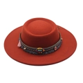 Détail d'un chapeau en laine rouge avec ruban perlé bohème et pierre turquoise - M / Couleur caramel