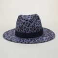 Detailopname van de wollen fedora met luipaardprint en zwarte decoratieve band - M (56-58cm) / Grijs