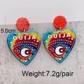 Detail der bunten Ouija-Herzohrringe in Batik-Optik mit Maßen von 5,0 cm und 7,2 g - Farbige Tie-Dye Ouija