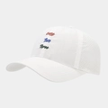 Dettaglio del cappellino sportivo bianco con ricamo e fori di ventilazione laterali - Regolabile / Bianco