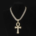 Dettaglio catena cubana hip hop dorata con pendente a croce Ankh ricoperto di diamanti - 18 Pollici/45cm / Oro