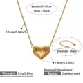 Dettaglio della collana a cuore in acciaio inossidabile dorato con linea EKG rossa e misure - Oro