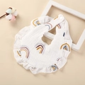 Détail d'un bavoir en gaze de coton pour bébé avec imprimé arc-en-ciel et volants - Blanc Arc-en-ciel