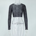 Detail van transparante zwarte mesh crop top met witte stippen en golvende randen - S / Zwart