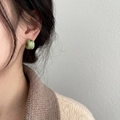 Minimalistische grüne C-förmige Ohrstecker mit goldener Metalllinie für Damen - Ohrringe (Ohrloch) / Bohnengrün