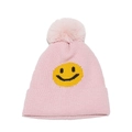 Detailansicht der rosa Strickmütze mit gelbem Smiley-Patch und großem Bommel - Rosa
