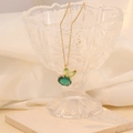 Collana con ciondolo a coniglio dorato e pietre verdi su vetro di cristallo - Verde